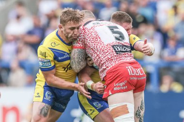 Leigh Leopards 'dan Josh Charley, Warrington Wolves' tan Sam Powell ve Luke Yates tarafından 6 Eylül 2025 'te Halliwell Jones Stadyumu' nda oynanan 25. Warrington Wolves - Leigh Leopards maçında yenildi.