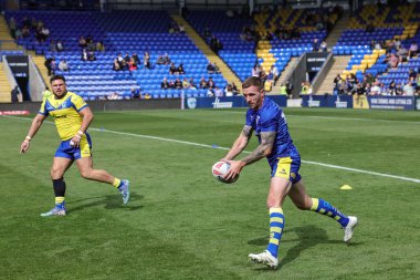 Warrington Wolves takımından Marc Sneyd, Betfred Süper Lig 25. Raundda ısınma turunda Halliwell Jones Stadyumu, Warrington, İngiltere 'de oynanan Warrington Wolves - Leigh Leopards maçında
