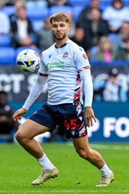 Bolton Wanderers takımından John McAtee 6 Eylül 2025 tarihinde İngiltere 'nin Bolton şehrinde oynanan Wimbledon maçında Bolton Wanderers ve AFC Wimbledon maçında