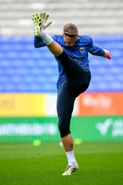 AFC Wimbledon takımından Nathan Bishop, 6 Eylül 2025 'te İngiltere' de oynanan Wimbledon Stadyumu 'nda Bolton Wanderers ve AFC Wimbledon maçından önce ısınmaya başladı.