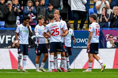 Bolton Wanderers takımından Joel Randall ve takım arkadaşları, 6 Eylül 2025 'te İngiltere' nin Bolton şehrinde oynanan Sky Bet League 1 karşılaşmasında Bolton Wanderers AFC Wimbledon 'a karşı oynadıkları üçüncü Bolton golünü kutladılar.