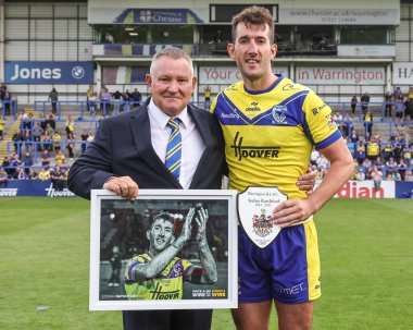 Warrington Wolves 'un başkanı Stuart Middleton son maçında bir resim ve plaketle Warrington Wolves' tan Stefan Ratchford 'u sunar. 