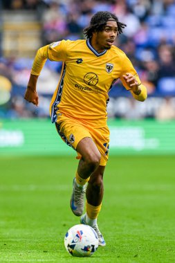 AFC Wimbledon takımından Antwoine Hackford 6 Eylül 2025 tarihinde İngiltere 'de oynanan Wimbledon maçında Bolton Wanderers, AFC Wimbledon' a karşı.