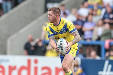Warrington Wolves takımından Marc Sneyd, Betfred Süper Lig 25. Raundda topu Halliwell Jones Stadyumu, Warrington, İngiltere 'de oynanan Warrington Wolves - Leopards maçında aldı.