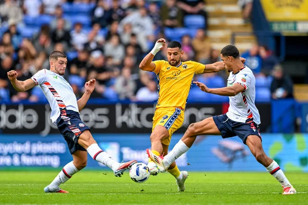 Bolton Wanderers takımından Xavier Simons ve takım arkadaşı Chris Forino-Joseph AFC Wimbledon takımından Omar Bugiel, Sky Bet 1 karşılaşmasında Bolton Wanderers ve AFC Wimbledon 'a karşı Toughsheet Community Stadyumu, Bolton, Birleşik Krallık 