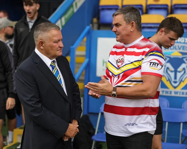 Warrington Başkanı Stuart Middleton, Betfred Süper Lig 25. Raundda Leoparların sahibi Derek Beaumont ile Halliwell Jones Stadyumu, Warrington, 6 Eylül 2025 'de oynanan Warrington-Leopards maçında konuştu.