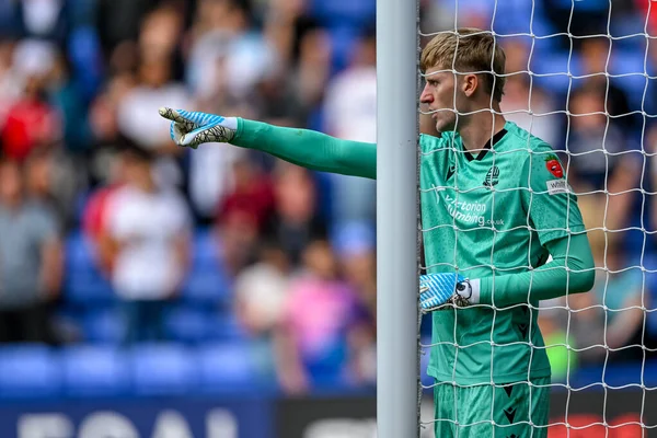 Bolton Wanderers takımından Teddy Sharman-Lowe, 6 Eylül 2025 'te İngiltere' deki Toughsheet Community Stadyumu 'nda Bolton Wanderers ve AFC Wimbledon maçında
