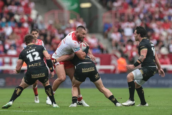 Hull KR 'dan James Batchelor, Hull FC' den Jack Ashworth tarafından oynanan Betfred 25. Süper Lig karşılaşmasında Hull KR, Hull FC 'ye karşı Sewell Group Craven Park, Kingston upon Hull, İngiltere, 7 Eylül 2025
