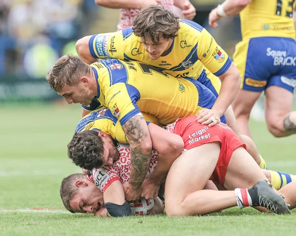 Leopards takımından Bailey Hodgson, Warrington Wolves ile Halliwell Jones Stadyumu 'nda oynanan 25. Warrington Wolves - Leigh Leopards maçında Samuel Stone, Sam Powell ve Max Wood ile karşı karşıya geldi. 