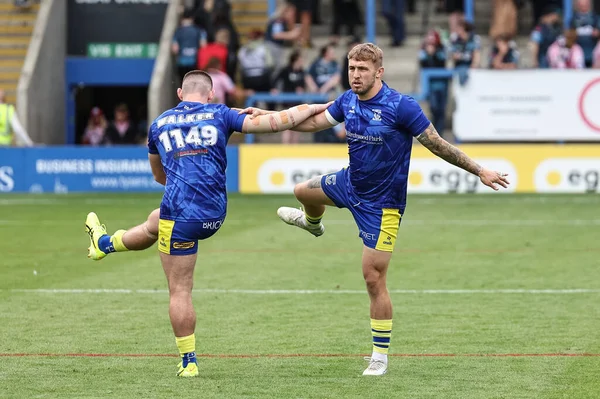 Warrington Wolves 'tan Sam Powell, Warrington Wolves' tan Danny Walker Betfred Süper Lig 25. Raundda ısınma turunda Halliwell Jones Stadyumu, Warrington, İngiltere, 6 Eylül 2025 'de oynanan Warrington Süper Lig karşılaşmasında 