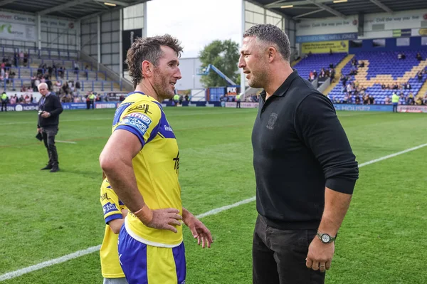 Warrington Wolves 'un baş antrenörü Sam Burgess, Warrington Wolves' un oynadığı Betfred Süper Lig 25. Raundu 'nda oynadığı Warrington Wolves - Leigh Leopards maçında son maçında Stefan Ratchford' ı kucaklıyor.