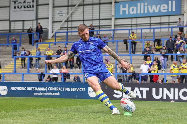 Warrington Wolves takımından Marc Sneyd, Betfred Süper Lig 25. Raundda ısınma turunda Halliwell Jones Stadyumu, Warrington, İngiltere 'de oynanan Warrington Wolves - Leigh Leopards maçında