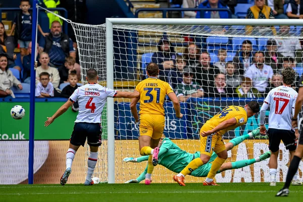 AFC Wimbledon 'dan Matty Stevens, 6 Eylül 2025' te İngiltere 'nin Bolton kentinde oynanan Sky Bet Lig 1 karşılaşmasında Bolton Wanderers' ın AFC Wimbledon 'a karşı oynadığı maçta Bolton golünü attı.
