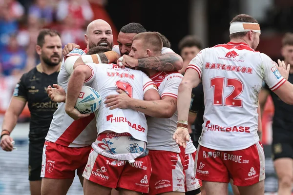 Hull KR 'dan Jez Litten, 7 Eylül 2025' te İngiltere 'nin Hull kentinde oynanan Sewell Group Craven Park' ta oynanan Betfred Süper Lig 25. Raund Hull KR vs Hull FC karşılaşmasında takım arkadaşlarıyla yaptığı denemeyi kutluyor.