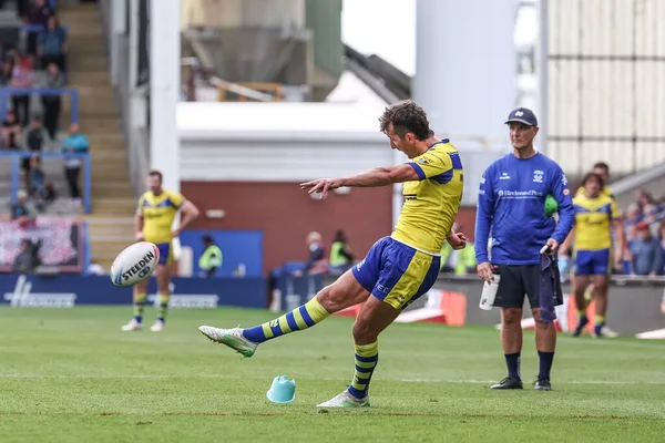 Warrington Wolves 'tan Stefan Ratchford, 6 Eylül 2025' te İngiltere 'nin Warrington kentinde oynanan Betfred Süper Lig 25. Maçı' nda gol atmak için Halliwell Jones Stadyumu 'nda Warrington Wolves - Leigh Leopards maçına çıktı.