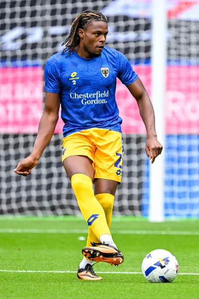 AFC Wimbledon takımından Nathan Asiimwe, 6 Eylül 2025 'te İngiltere' deki Toughsheet Community Stadyumu 'nda Bolton Wanderers ve AFC Wimbledon maçından önce ısınıyor.