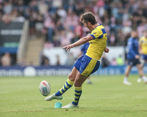 Warrington Wolves 'tan Stefan Ratchford, 6 Eylül 2025' te İngiltere 'nin Warrington kentinde oynanan Betfred Süper Lig 25. Maçı' nda gol atmak için Halliwell Jones Stadyumu 'nda Warrington Wolves - Leigh Leopards maçına çıktı.
