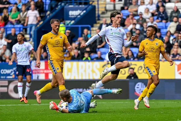 AFC Wimbledon takımından Nathan Bishop, 6 Eylül 2025 'te İngiltere' deki Toughsheet Community Stadyumu 'nda Bolton Wanderers - AFC Wimbledon maçında cesurca bir kurtarış yaptı.