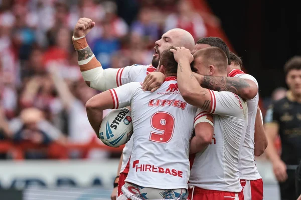 Hull KR 'dan Jez Litten, 7 Eylül 2025' te İngiltere 'nin Hull kentinde oynanan Sewell Group Craven Park' ta oynanan Betfred Süper Lig 25. Raund Hull KR vs Hull FC karşılaşmasında takım arkadaşlarıyla yaptığı denemeyi kutluyor.