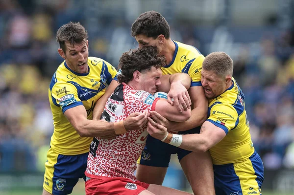 Leoparlar 'dan Robbie Mulhern, Betfred Süper Lig 25. Raundda Stefan Ratchford ve Ryan Matterson tarafından Halliwell Jones Stadyumu' nda oynanan Warrington Wolves - Leigh Leopards maçında yenildi.