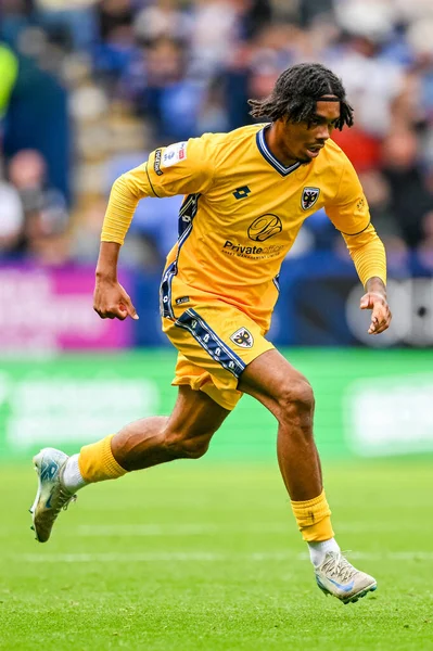 AFC Wimbledon takımından Antwoine Hackford 6 Eylül 2025 tarihinde İngiltere 'de oynanan Wimbledon maçında Bolton Wanderers, AFC Wimbledon' a karşı.