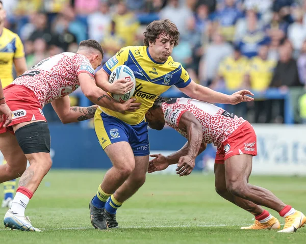 Warrington Wolves 'tan Max Wood, Betfred Süper Lig 25. Raundda Leopar takımından Edwin Ipape tarafından Halliwell Jones Stadyumu' nda oynanan Warrington Wolves - Leigh Leopards maçında yenildi.