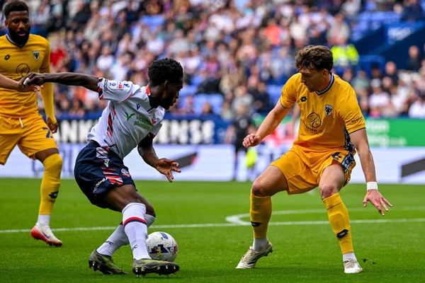 Bolton Wanderers takımından Amario Cozier-Duberry, 6 Eylül 2025 'te İngiltere' nin Bolton Stadyumu 'nda oynanan Sky Bet 1 maçında Riley Harbottle' u yendi.