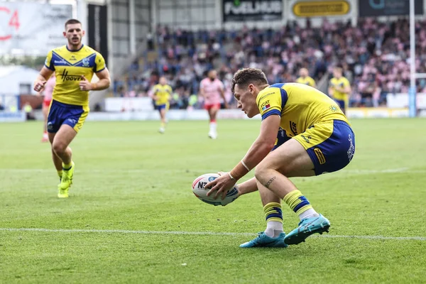 Warrington Wolves 'tan Josh Thewlis Betfred Süper Lig 25. Raundunda Halliwell Jones Stadyumu, Warrington, Birleşik Krallık' ta oynanan Warrington Wolves - Leopards maçında şansını deniyor.