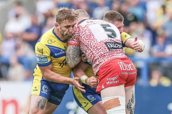 Leigh Leopards 'dan Josh Charley, Warrington Wolves' tan Sam Powell ve Luke Yates tarafından 6 Eylül 2025 'te Halliwell Jones Stadyumu' nda oynanan 25. Warrington Wolves - Leigh Leopards maçında yenildi.