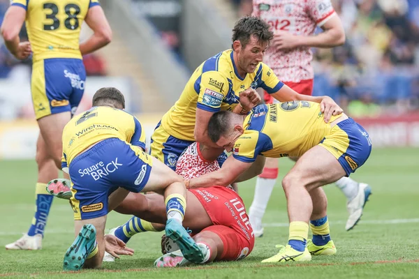 Leigh Leopards takımından Fanitesi Niu, Warrington Wolves - Halliwell Jones Stadyumu, Warrington 'da oynanan 25. Warrington Süper Lig karşılaşmasında Josh Thewlis Stefan Ratchford ve Danny Walker tarafından yenildi.