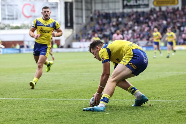 Warrington Wolves 'tan Josh Thewlis Betfred Süper Lig 25. Raundunda Halliwell Jones Stadyumu, Warrington, Birleşik Krallık' ta oynanan Warrington Wolves - Leopards maçında şansını deniyor.