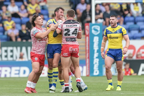 Warrington Wolves 'tan Stefan Ratchford, Leigh Leopards' dan Lachlan Lam ve Leopards 'dan Bailey Hodgson tarafından oynanan Betfred Süper Lig 25. Raundda Warrington Wolves, Halliwell Jones Stadyumu' nda Leigh Leopards 'a karşı oynadığı maçta yenildi.