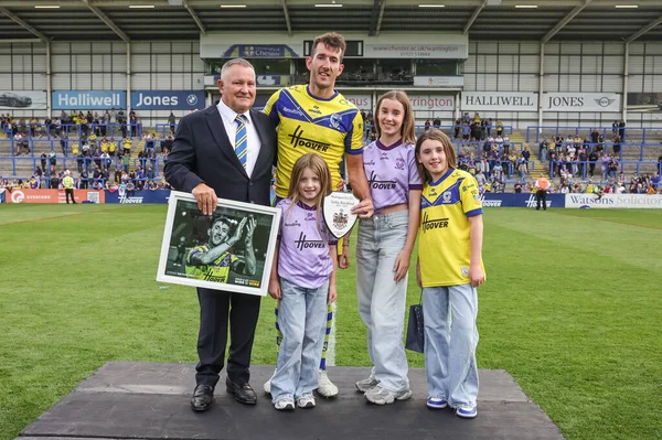 Warrington Wolves 'un başkanı Stuart Middleton, Warrington Wolves' tan Stefan Ratchford 'a son maçında bir resim ve plaket sunar. 