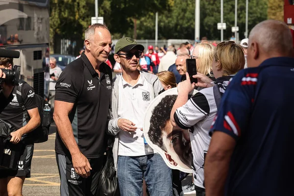 John Cartwright, Hull FC 'nin baş antrenörü, 7 Eylül 2025' te İngiltere 'nin Hull kentinde oynanan 25. Betfred Süper Lig karşılaşmasında seyircilerle tanışıyor.