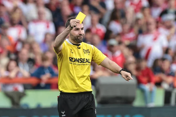 Hakem Liam Moore, Hull KR 'dan Elliot Minchella' ya sarı kart verip Betfred 25. Süper Lig karşılaşmasında onu günah kutusuna göndermeden önce Sewell Group Craven Park 'ta Hull KR vs Hull FC' ye karşı.