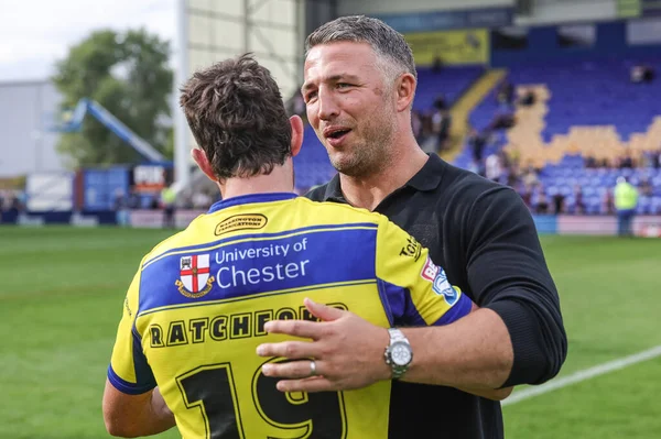 Warrington Wolves 'un baş antrenörü Sam Burgess, Warrington Wolves' un oynadığı Betfred Süper Lig 25. Raundu 'nda oynadığı Warrington Wolves - Leigh Leopards maçında son maçında Stefan Ratchford' ı kucaklıyor.