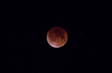 Kanlı Ay tutulması Kolkata şehrinin üzerinde, Batı Bengal, Hindistan, 7 ve 8 Eylül 2025 'e kadar yükselir.