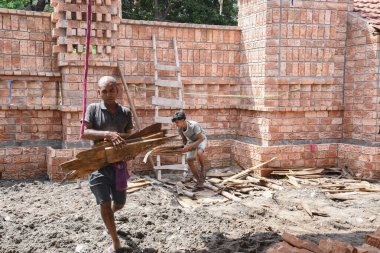 Sanatçı, 9 Eylül 2025 'te Hindistan' ın Kolkata kentinde düzenlenen Durga Puja Festivali 'nde kilden tuğlalar ve geçici Pandal kullanımıyla Hindu Tanrıça Durga' nın bir putunu dekore etti. 