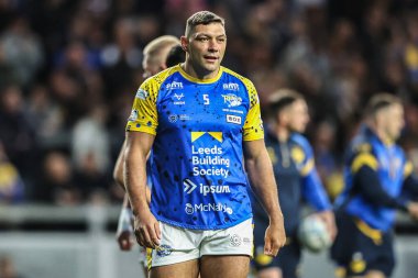 Leeds Rhinos takımından Ryan Hall, Betfred Süper Lig maçının 26 'ncı raundunda Leeds Gergedan' a karşı Leeds Dragons 'un 11 Eylül 2025' te Headingley Stadyumu, Leeds, İngiltere 'de oynanan karşılaşmasında ısındı.