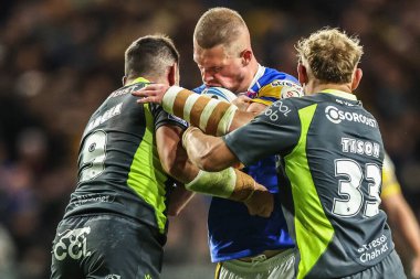 Leeds Rhinos takımından Tom Holroyd, Betfred Süper Lig 26. Rövanş karşılaşmasında Katalan Ejderhaları 'ndan Benjamin Garcia tarafından Headingley Stadyumu, Leeds, İngiltere' de oynanan Leeds-Catalans maçında yenildi.