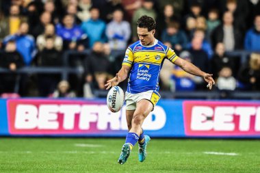 Leeds Rhinos takımından Brodie Croft, Leeds Stadyumu, Leeds, İngiltere 11 Eylül 2025 'te oynanan 26. Betfred Süper Ligi karşılaşmasında topa vuruyor.