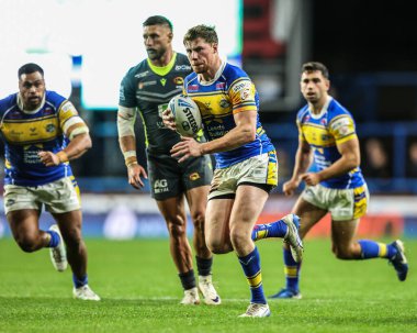 Leeds Gergedan takımından Morgan Gannon, Betfred Süper Lig 26. Maç Leeds Gergedan ve Ejderhalar karşılaşmasında topla birlikte Headingley Stadyumu, Leeds, İngiltere 'de 11 Eylül 2025' te sona eriyor.