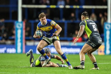 Leeds Gergedan takımından Morgan Gannon, Betfred Süper Lig 26. Maç Leeds Gergedan ve Ejderhalar karşılaşmasında topla birlikte Headingley Stadyumu, Leeds, İngiltere 'de 11 Eylül 2025' te sona eriyor.