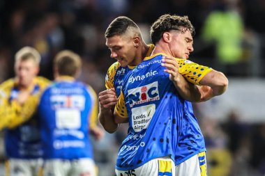 Leeds Rhinos 'tan Ryan Hall ve Leeds Rhinos' tan Brodie Croft, Betfred Süper Lig maçının 26. Raundunda Leeds Gergedan 'a karşı Catalans Dragons maçında 11 Eylül 2025' te Leeds, İngiltere 'deki Headingley Stadyumu' nda ısındılar.