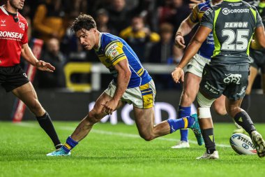 Leeds Rhinos takımından Brodie Croft, Betfred Süper Ligi 26. Maçı Leeds Gergedan ve Ejderhalar maçında 11 Eylül 2025 'te Headingley Stadyumu, Leeds, İngiltere' de oynanan karşılaşmasını kutluyor.