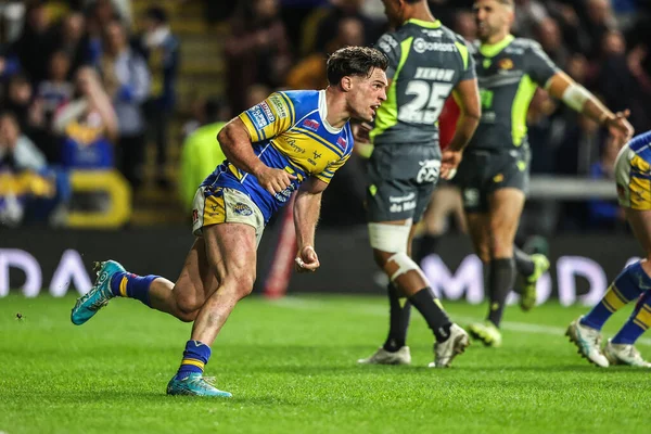 Leeds Rhinos takımından Brodie Croft, Betfred Süper Ligi 26. Maçı Leeds Gergedan ve Ejderhalar maçında 11 Eylül 2025 'te Headingley Stadyumu, Leeds, İngiltere' de oynanan karşılaşmasını kutluyor.