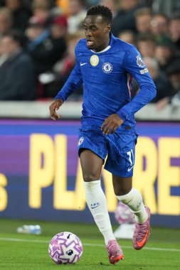 Chelsea 'den Jamie Gittens Premier Lig karşılaşmasında Brentford Chelsea' ye karşı Gtech Community Stadyumu 'nda 13 Eylül 2025' te top üzerinde. 