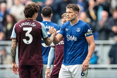 Everton 'dan James Tarkowski ve Aston Villa' dan Victor Lindelof, 13 Eylül 2025 'te Liverpool, Liverpool' daki Hill Dickinson Stadyumu 'nda oynanan Premier League karşılaşması sonrasında Everton ve Aston Villa el sıkıştı. 