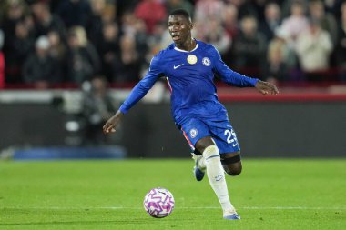 Chelsea 'den Moiss Caicedo Premier Lig maçında topu aldı Brentford Chelsea' ye karşı Gtech Community Stadyumu, Londra, Birleşik Krallık, 13 Eylül 2025 