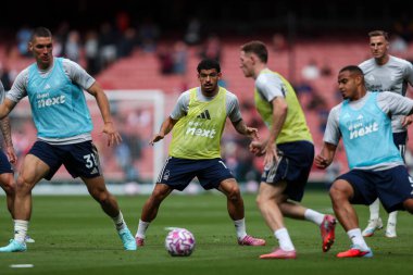 Nottingham Ormanı 'ndan Morgan Gibbs-White, 13 Eylül 2025' te İngiltere 'nin Emirates Stadyumu' nda oynanan Premier League maçı öncesinde Nottingham Ormanı 'na karşı Arsenal maçından önce ısınıyor. 